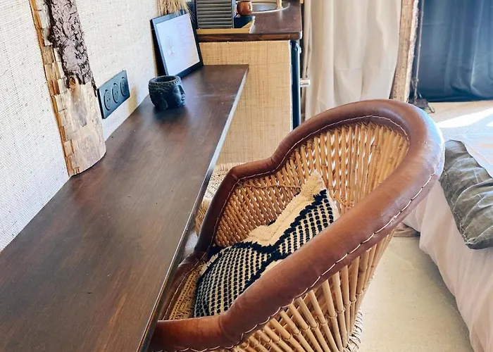 Domaine Lessya, Insolite & לינה וארוחת בוקר 4*