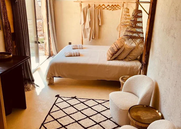 לינה וארוחת בוקר Domaine Lessya, Insolite & 4*